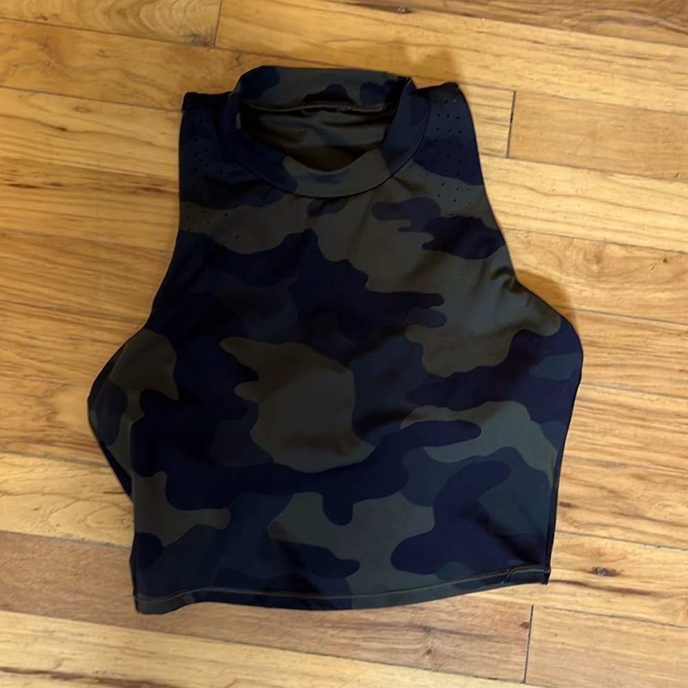 Camo cropped work out top/long line sports bra